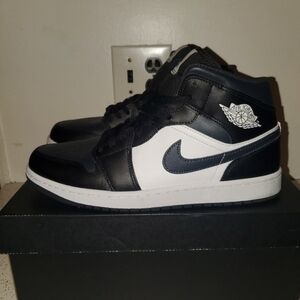 PRICE IS FIRM !!! SIZE 11.5 - AIR JORDAN 1 MID, OFF NOIR. PRE-OWNED VNDS.